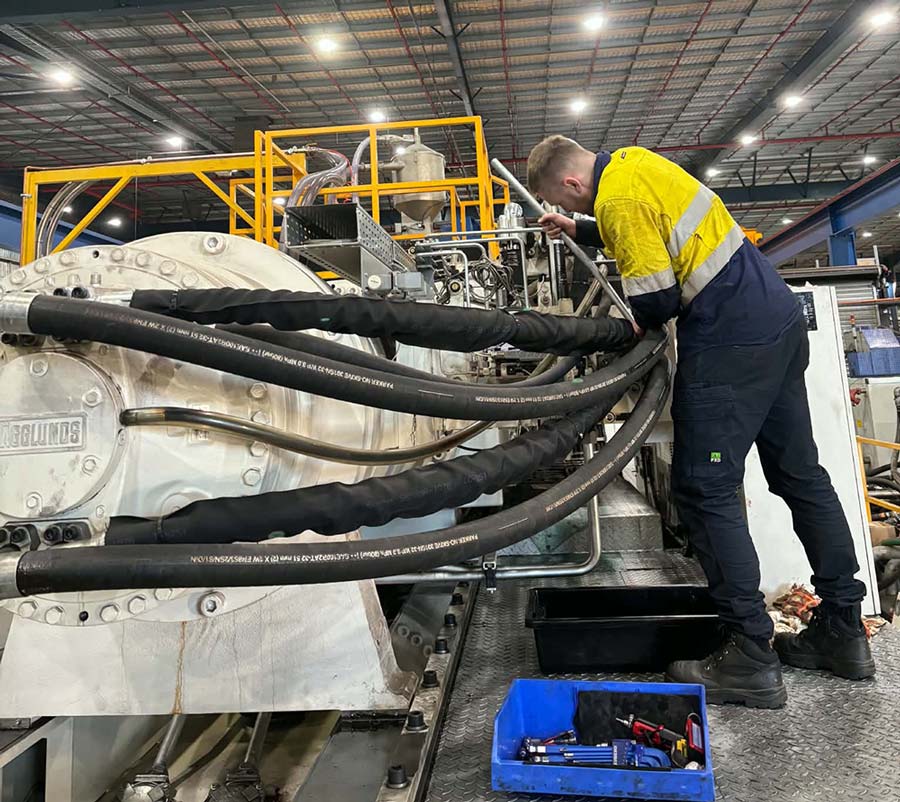 Hydraulic hose management